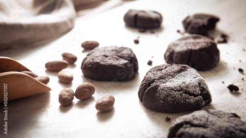 Brownie-Cookie mit dunkler Schokolade auf rustikalem Hintergrund