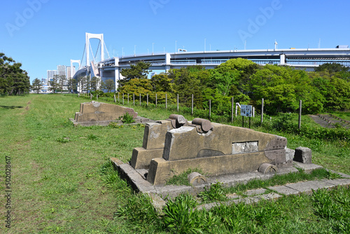 台場公園の砲台跡とレインボーブリッジ