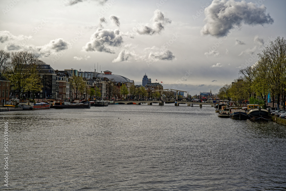 Obraz premium Lumière étrange sur le grand canal à Amsterdam