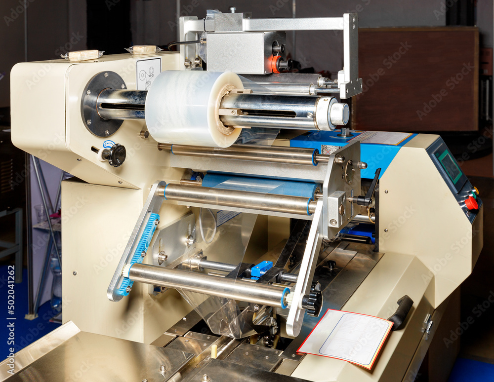 Production packaging machine for the food, cosmetic, pharmaceutical and non-food industries from a polyethylene roll.
