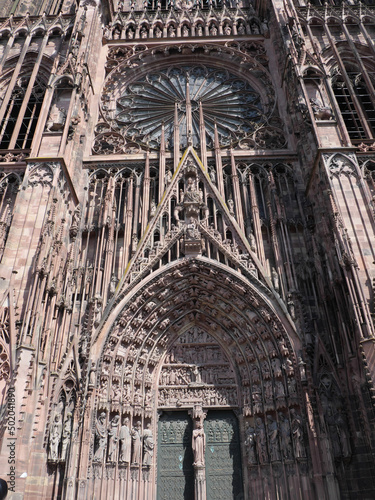 Heiligenfiguren und Leidensweg Christi am Hauptportal des Straßburger Münsters (Straßburg, Elsass, Frankreich)