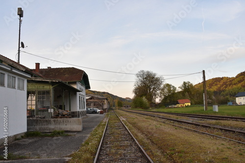 Lost Place, Urban Exploring, Bahnhof, Donauuferbahn, Weins, Isperdorf, Ysperdorf, Normalspur, Bahnhofsgebäude, Veranda, historisch, Baustil, alt, Kaiserzeit, Still, ruhig, verlassen, aufgelassen, Aben