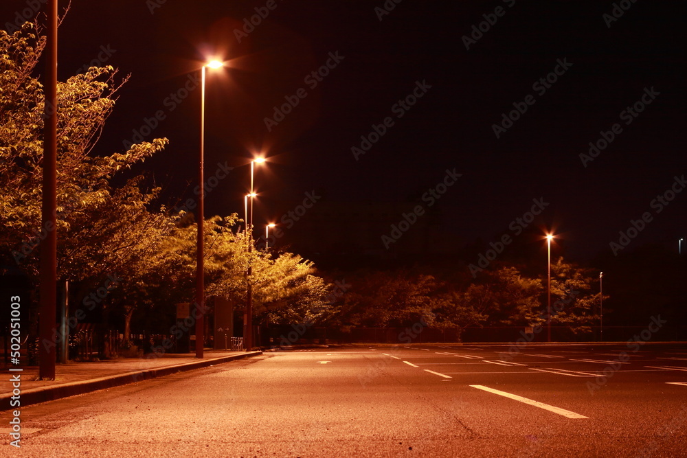 日本 夜の駐車場