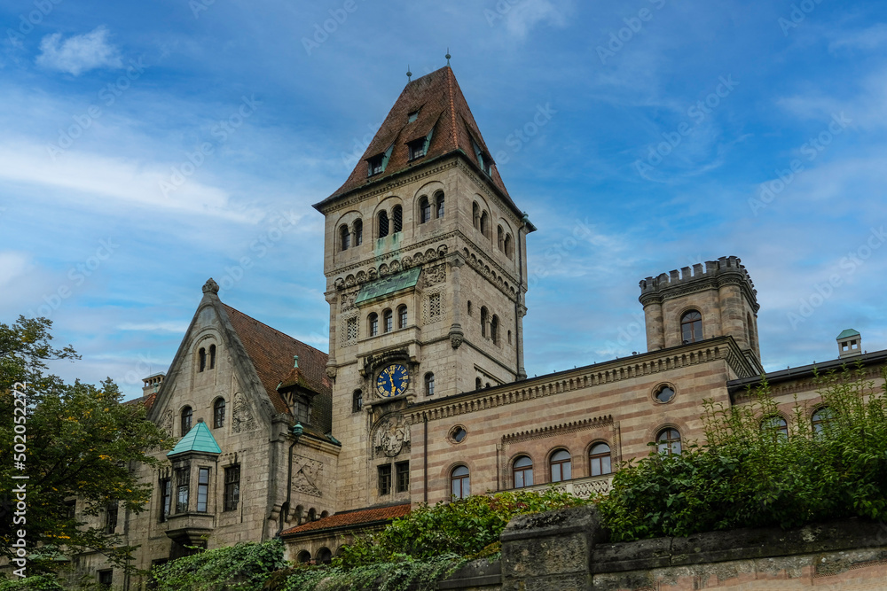 Das Schloss der Familie Faber & Castell in Stein bei Nürnberg von der Straße aus gesehen