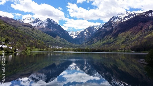 Obraz na plátně Paysage d'un lac de montagne au pied des Pyrénées avec reflet du panorama et du
