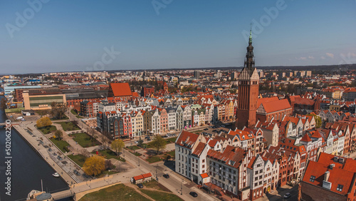 A drone view of Elbląg and the Elbląg cathedral.