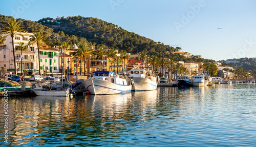 Fotografiet Mallorca, Port d'Andratx. View of the embankment and ships