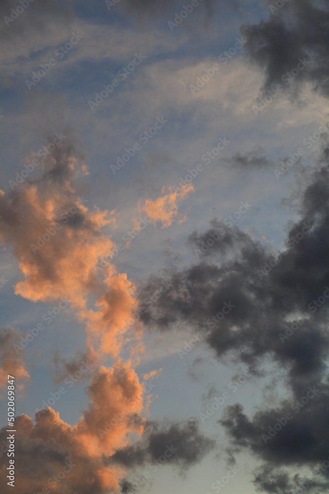 Nuvens de colorações variadas em entardecer na região norte da cidade de São Paulo