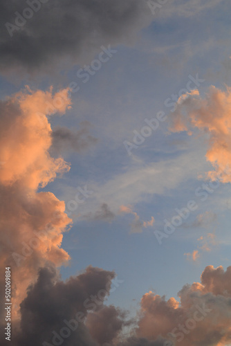Nuvens de colorações variadas em entardecer na região norte da cidade de São Paulo