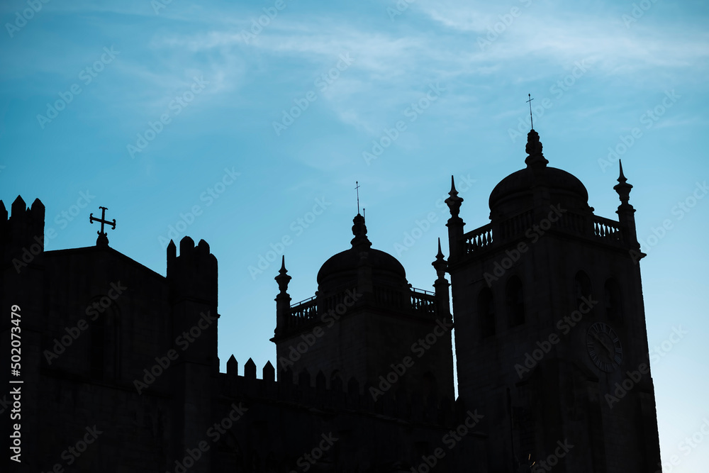 Obraz premium A silhouette of the Porto Cathedral at dusk also know Se do Porto, Portugal.