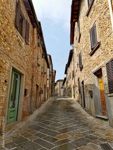 wąska stara, brukowana uliczka we włoskim miasteczku
