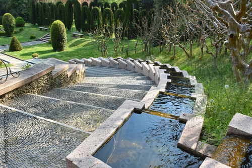 Scala con giochi d' acqua nel giardino di Villa Toepliz, Varese, Italia photo
