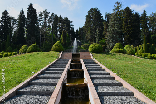 Fontana, scale e giochi d' acqua nel giardino di Villa Toepliz, Varese, Italia photo