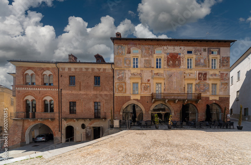 Fotografia Mondovì, Italy - April 29, 2022: Ancient medieval buildings with mullioned windo