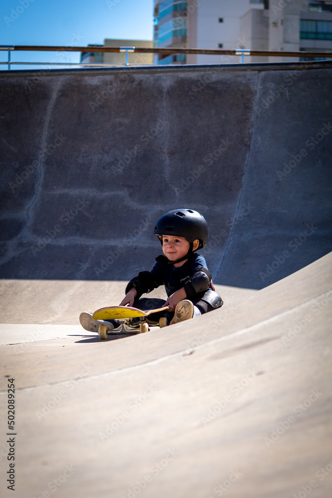 BEBÊ SKATISTA ANDANDO DE SKATE NA PISTA DE SKATE. BEBÊ SKATISTA ANDANDO DE SKATE NA PISTA DE SKATE.