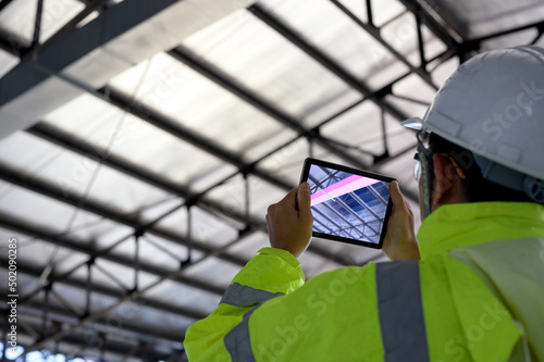 Construction Civil Engineer use technology software through tablets to scan buil Fototapet