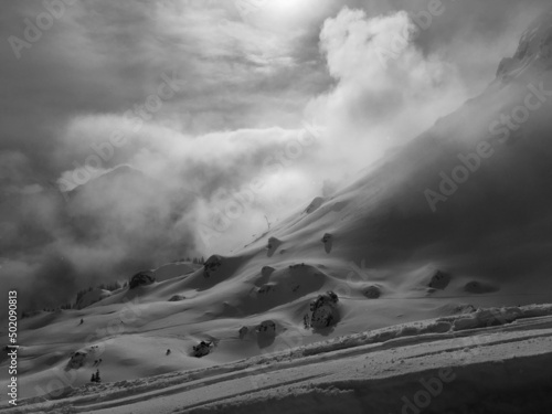 Müstische Winterlandschaft mit bizarren Wolken