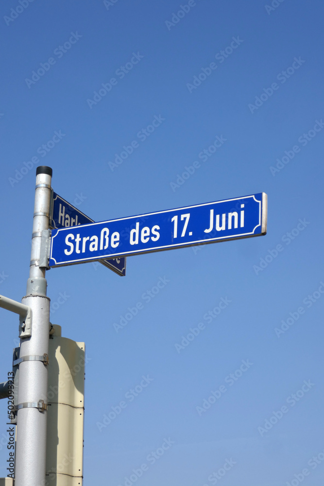Fototapeta premium Schild Straße des 17. Juni
