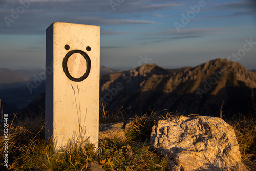Grenze am frühen Morgen in den Bergen
