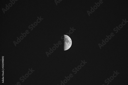 Halbmond bei Nacht