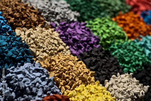 Plastik Polyurethan Granulat, Gummi Kunstoff bunt Farben für Bau Oberfläche  photo