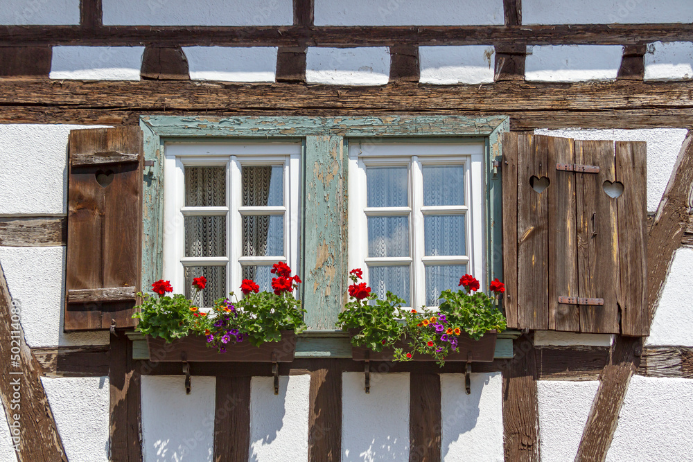 Fachwerkhaus, Fenster, Blumenschmuck