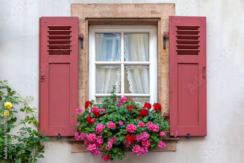 Fenster mit Blumenschmuck