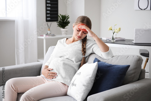 Young pregnant woman with h...