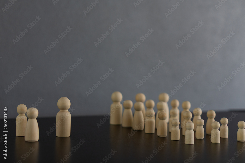 A group of wooden puppets with organization leaders working as a team to formulate organizational strategies. business competition ranking Successful people in the organization A group of wooden puppets with organization leaders working as a team to formulate organizational strategies. business competition ranking Successful people in the organization
