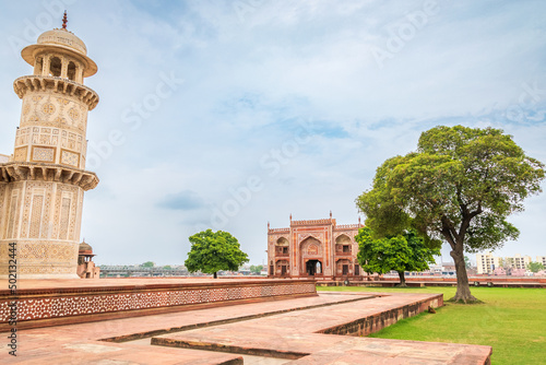 Obraz na płótnie The Republic of India is the seventh largest country in the world by area and, with over a billion people, is second only to China in population w salonie