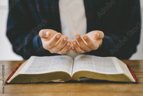 Photo Christian woman holding hands praying and worship to god with the bible for reading