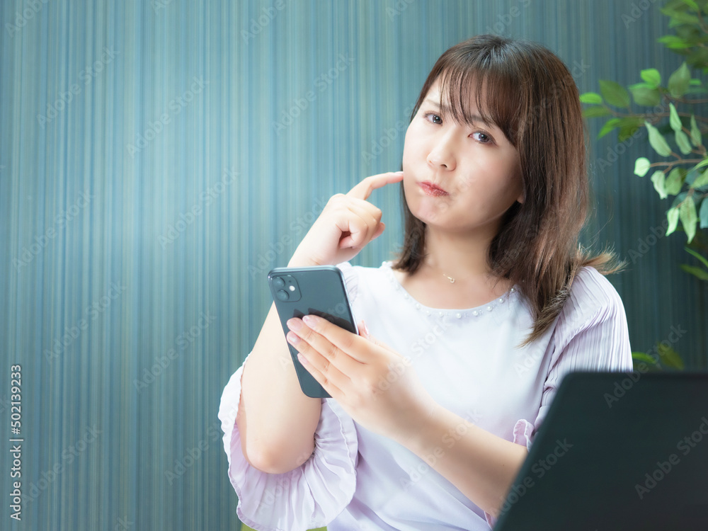 Naklejka premium スマートフォンを操作する女性