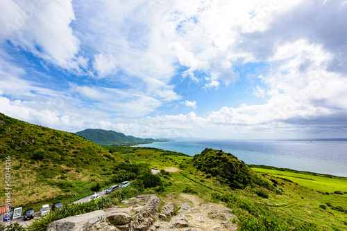緑豊かな山と青い海　沖縄　石垣島　平久保崎
Green mountains and blue sea Okinawa Ishigaki Island Hirakubozaki

