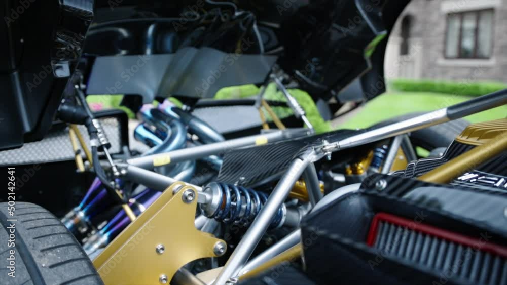 Pagani engine bay in 200FPS slow motion. Pagani engine bay in 200FPS slow motion.