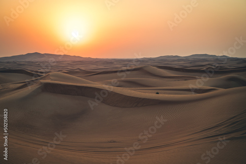 Sonnenuntergang in einer Wüsten- und Dünenlandschaft in Dubai in den Vereinigten Arabischen Emiraten