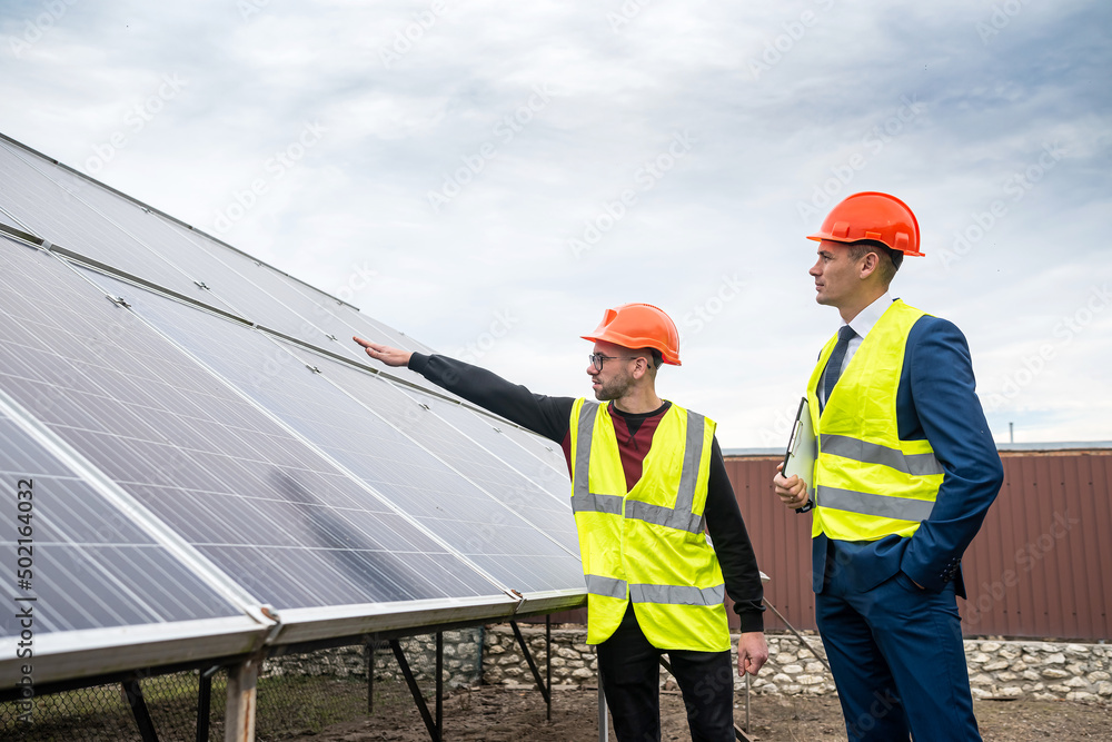the manager in talks to the worker in at the expense of installation of economic panels. the manager in talks to the worker in at the expense of installation of economic panels.