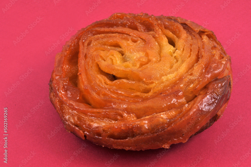 Obraz premium Kouign-amann en gros plan sur fond rouge
