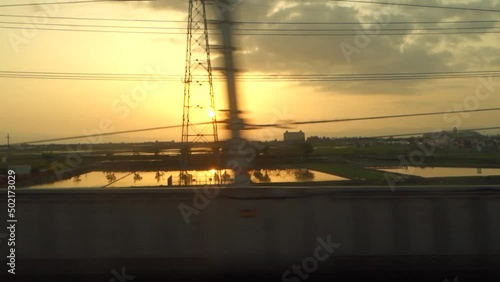 夕暮れ時の滋賀県米原市辺りの初夏の車窓風景です