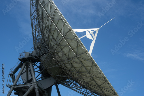 Obraz na płótnie パラボラアンテナと空