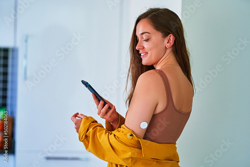 Foto Diabetic patient control, monitoring and checking glucose level without blood with remote sensor and smartphone