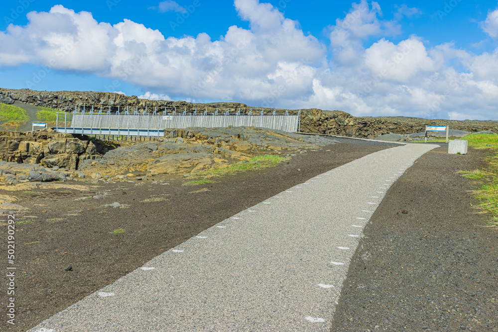 Φωτογραφία Landscape with a path to a metal bridge on Iceland of the Reykjanes peninsula
