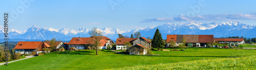 Idyllisch gelegener Weiler im Allgäuer Alpenvorland vor der imosanten Kulisse der Bayerischen Alpen