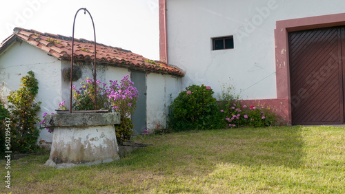 Puerta y pozo en granja