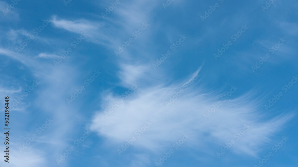 Nubes blancas de viento suave sobre cielo azul Nubes blancas de viento suave sobre cielo azul