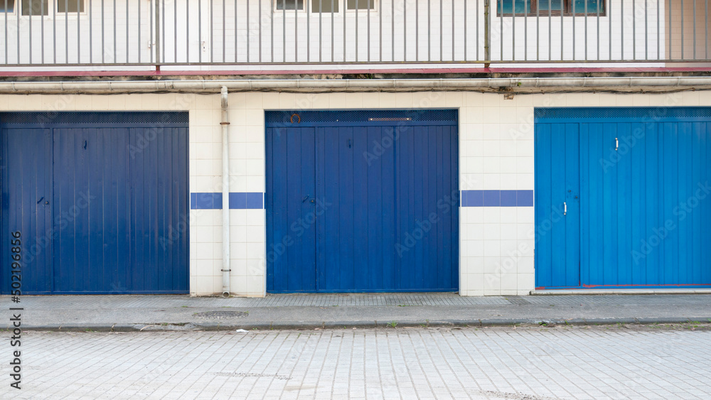 Puertas de garage en diferentes tono de azul en calle Puertas de garage en diferentes tono de azul en calle