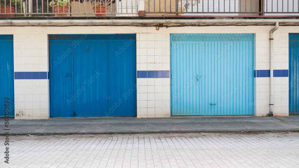 Puertas de garage en diferentes tono de azul en calle Puertas de garage en diferentes tono de azul en calle