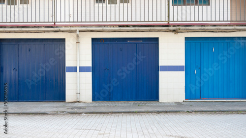 Puertas de garage en diferentes tono de azul en calle © Darío Peña