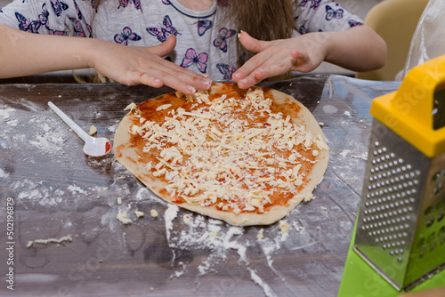 kids making pizza	
