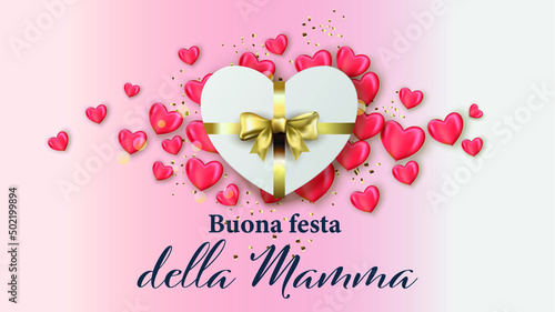 biglietto o striscione per la festa della mamma con un regalo a forma di cuore con il suo nastro dorato di cuori rosa attorno al regalo su uno sfondo sfumato rosa e bianco