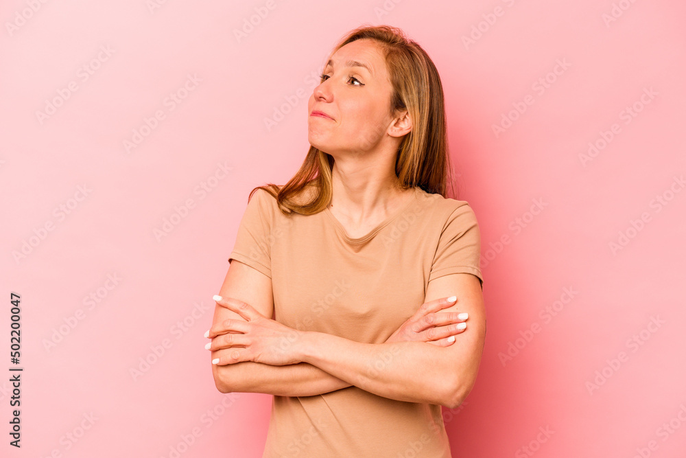 Obraz premium Young caucasian woman isolated on pink background dreaming of achieving goals and purposes